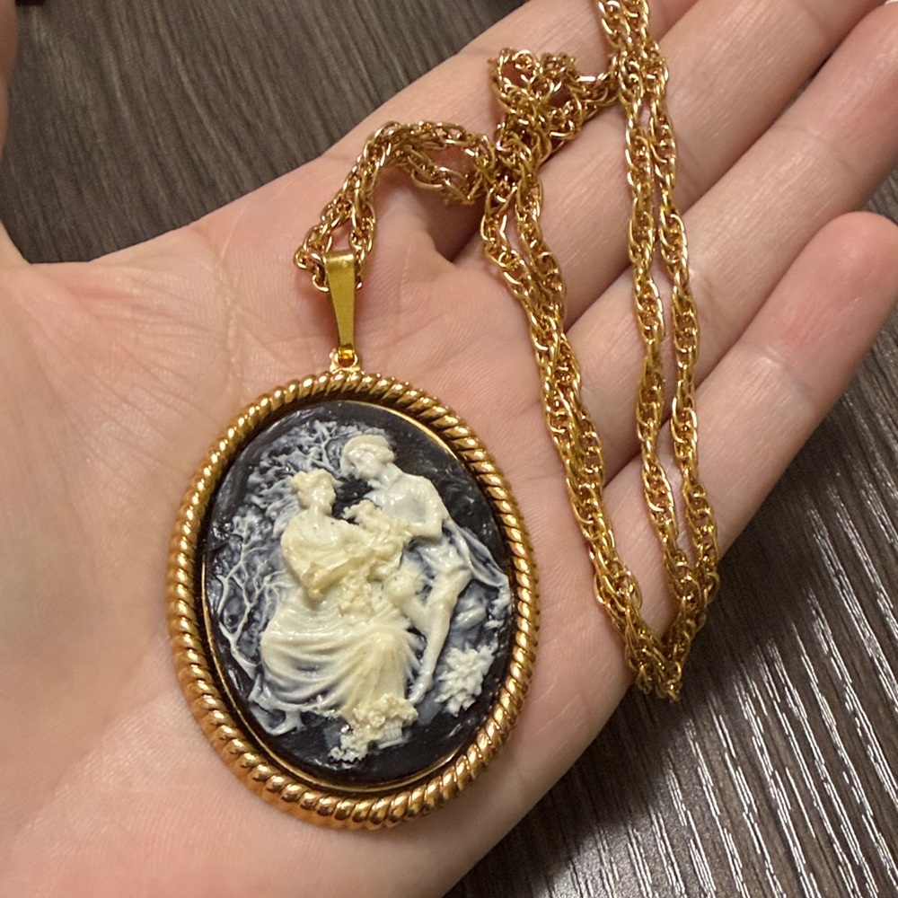 vintage Gold-Tone Black & Cream Cameo Pendant Necklace